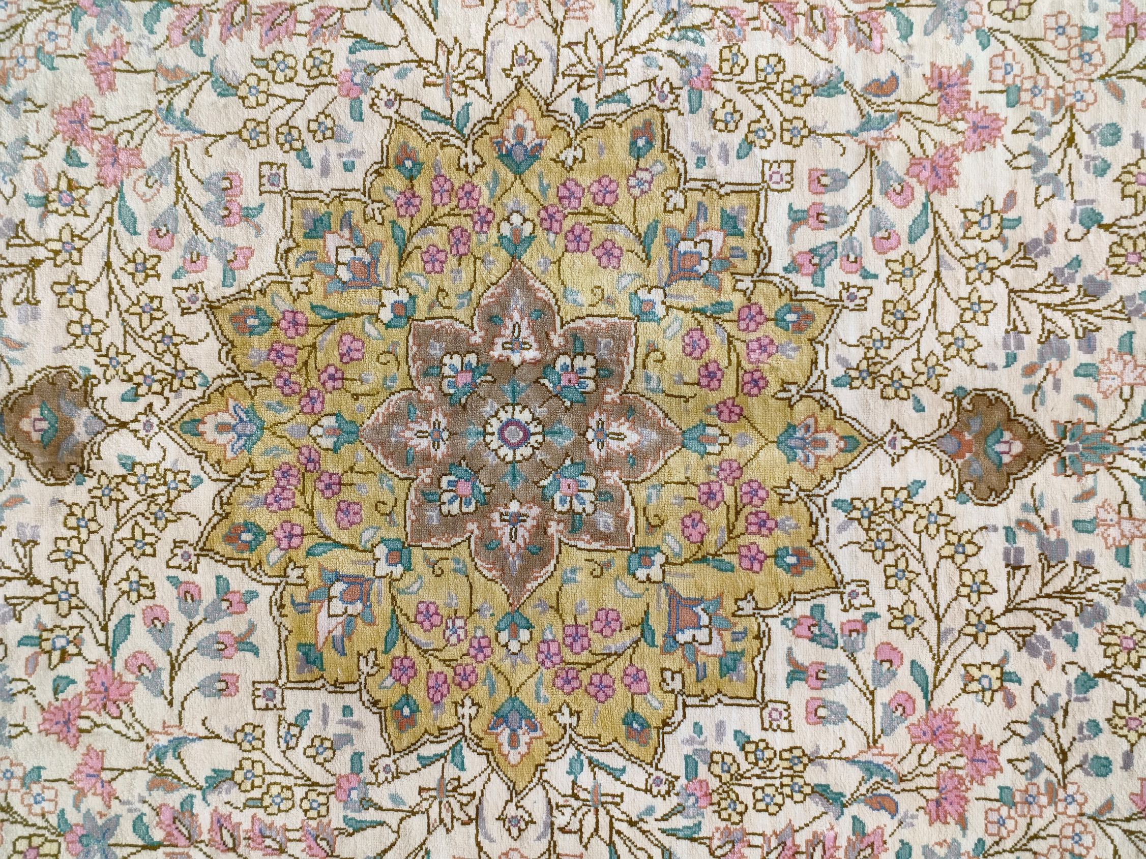 Qom Hedvábí Imperial