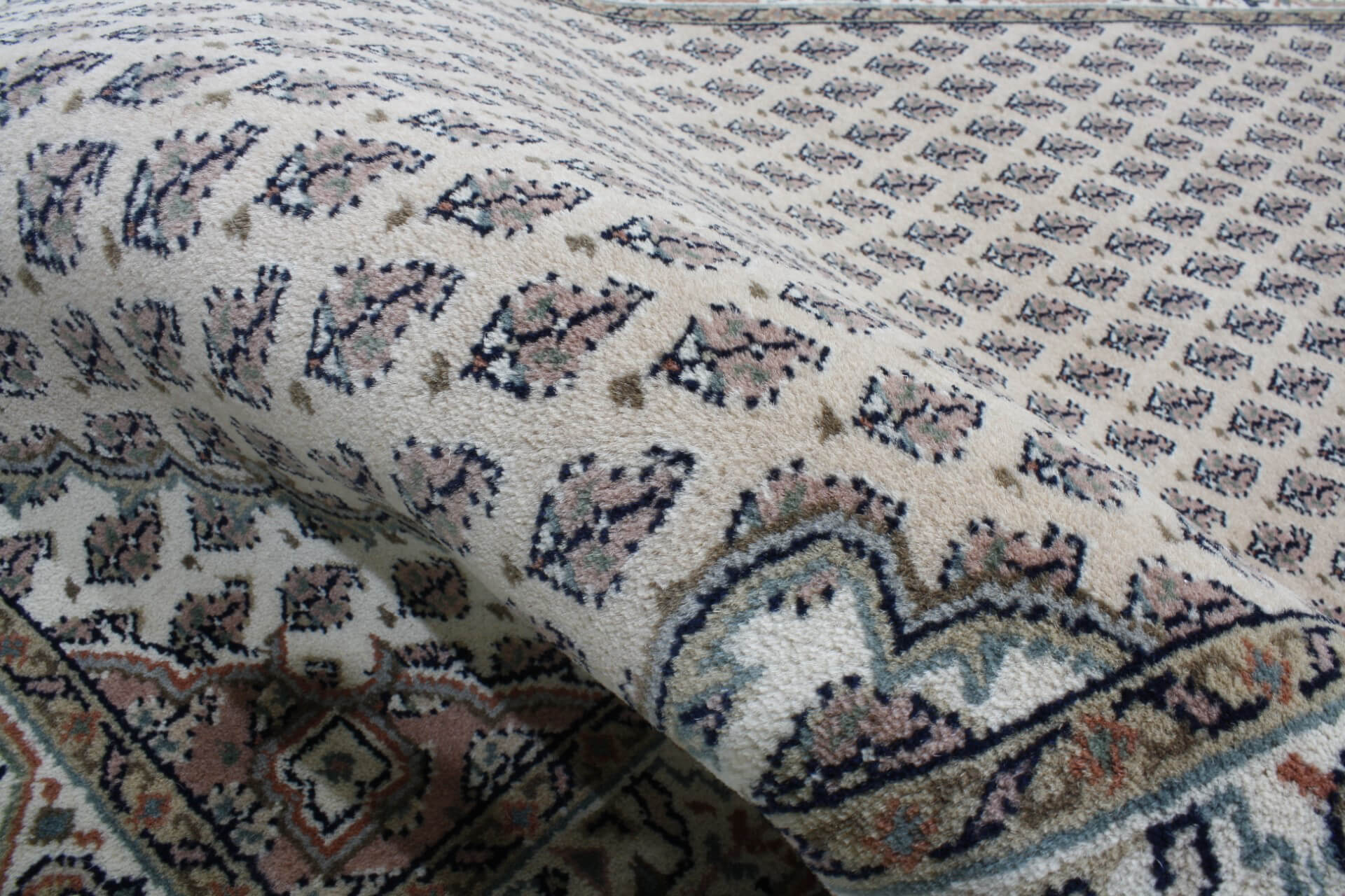 Oriental rug Surat Corner floral sand